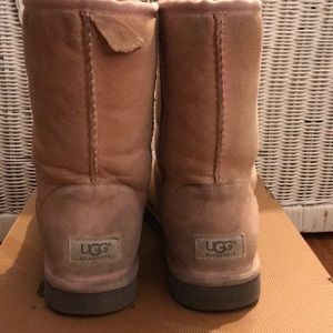 Women’s baby pink classic short UGG boots size 9
